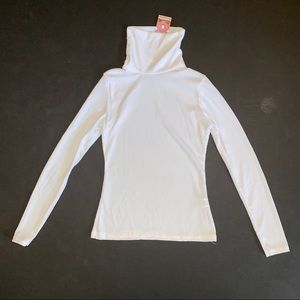 White trendy crop-top turtleneck